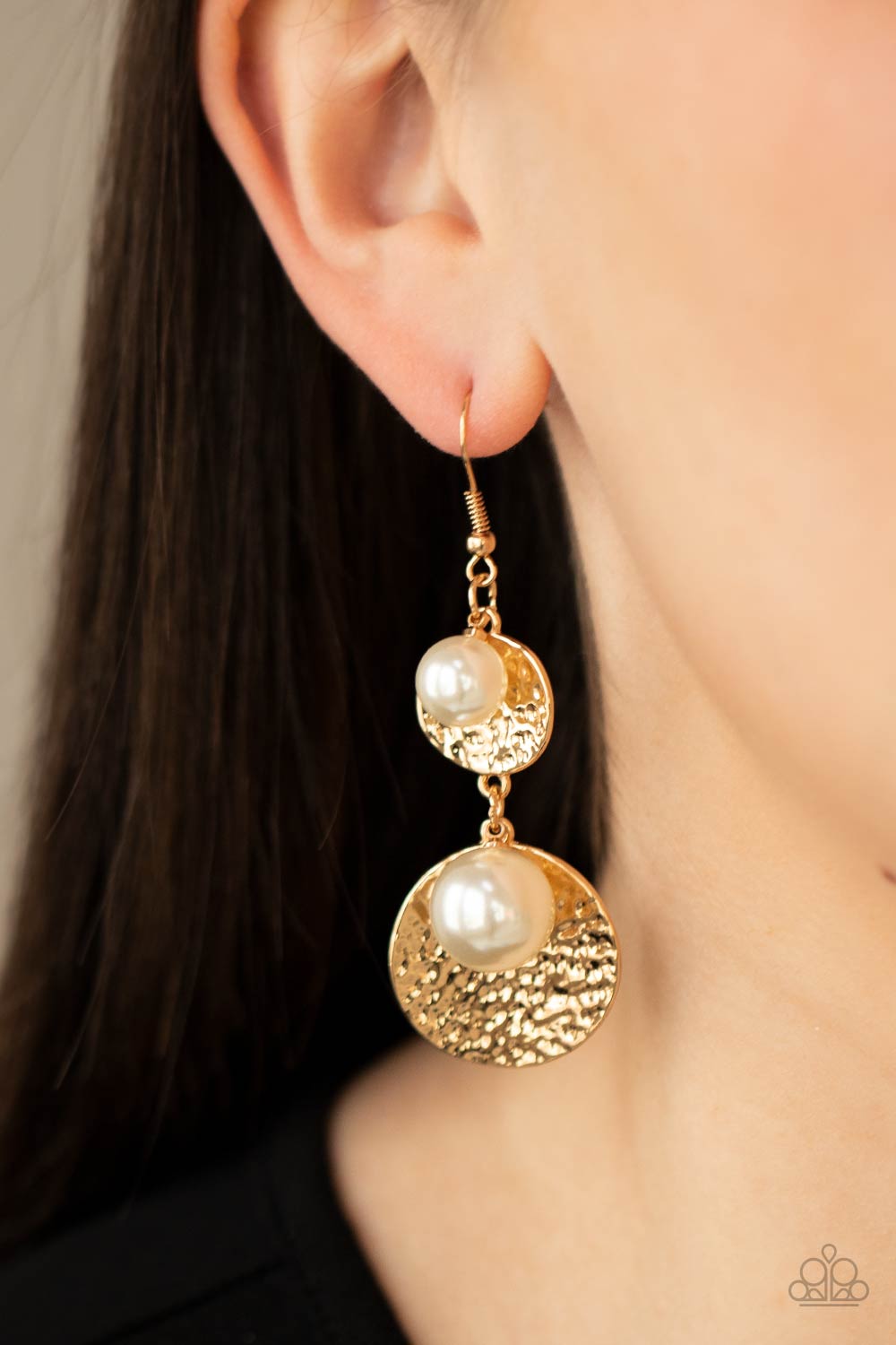 Paparazzi - Pearl Dive - Gold Earrings