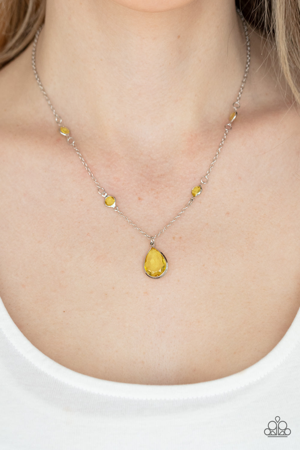 Paparazzi - Romantic Rendezvous - Yellow Necklace